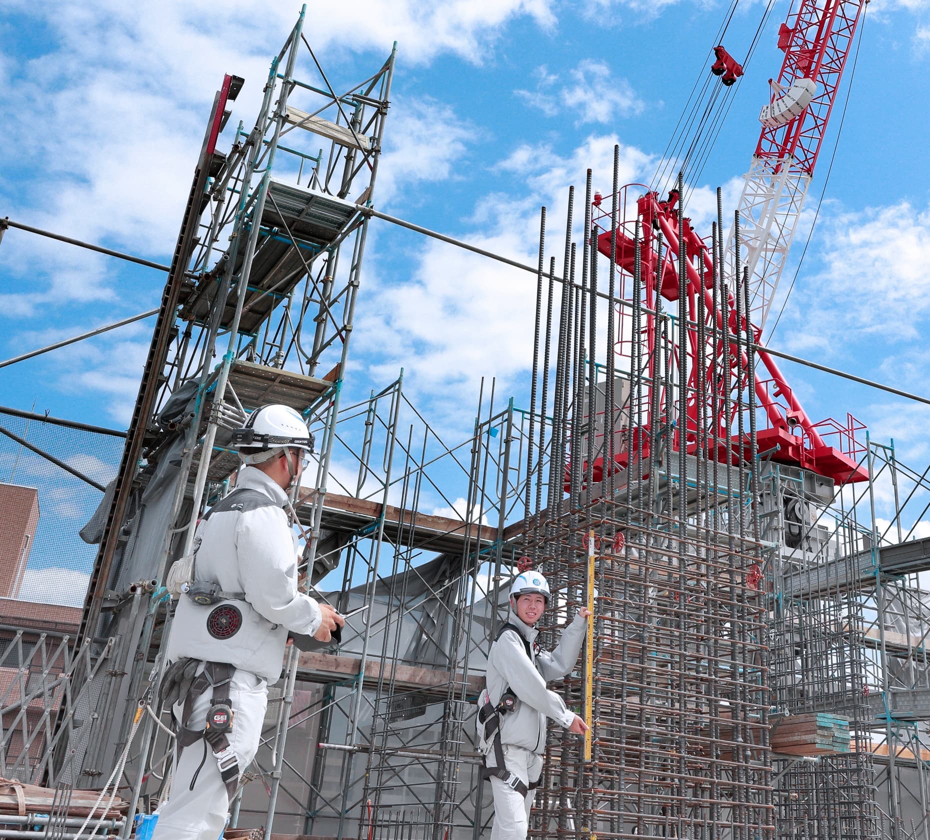 建設現場で門屋組の社員二人が作業する様子