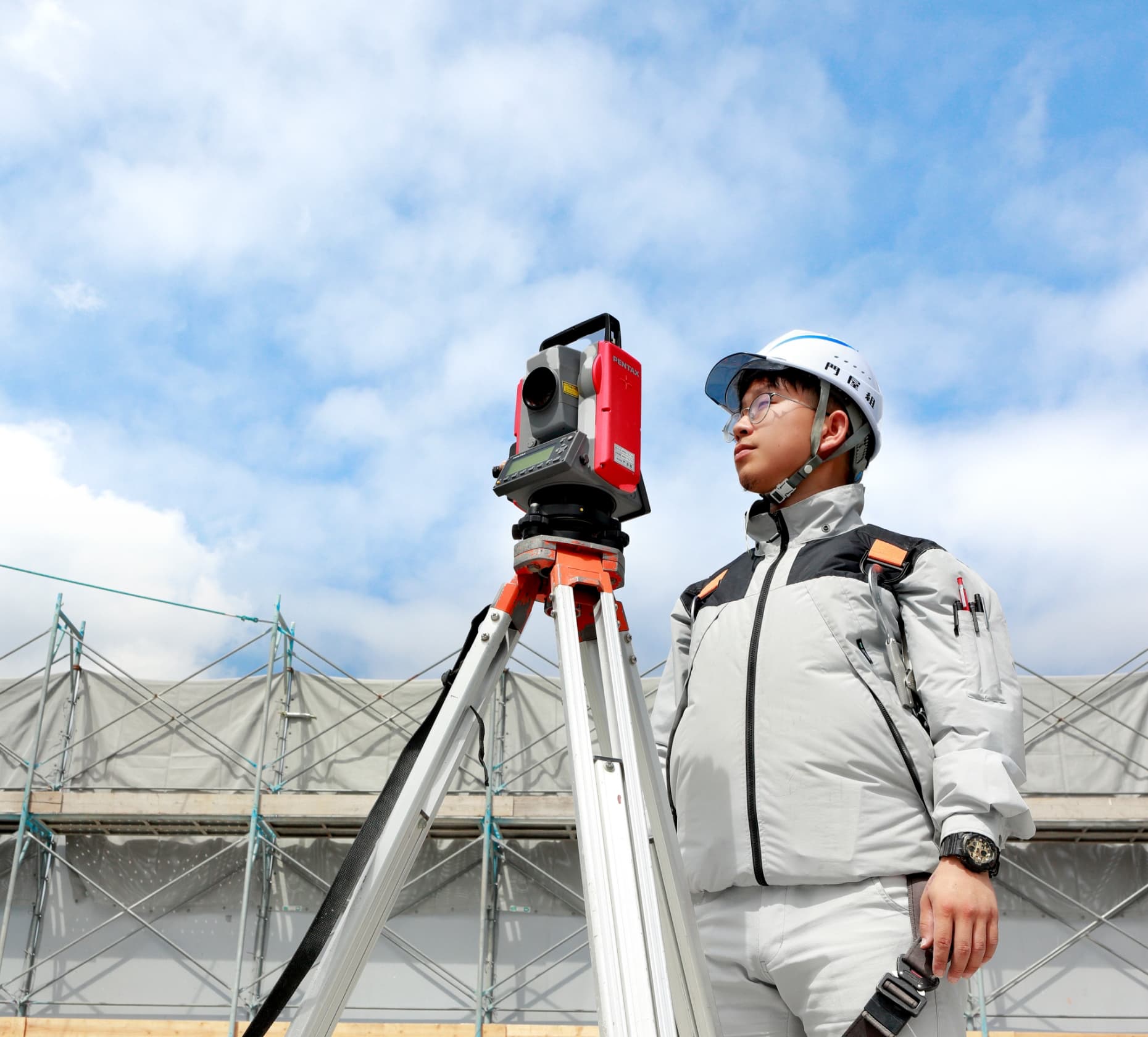 門屋組の社員が計測器を覗く写真